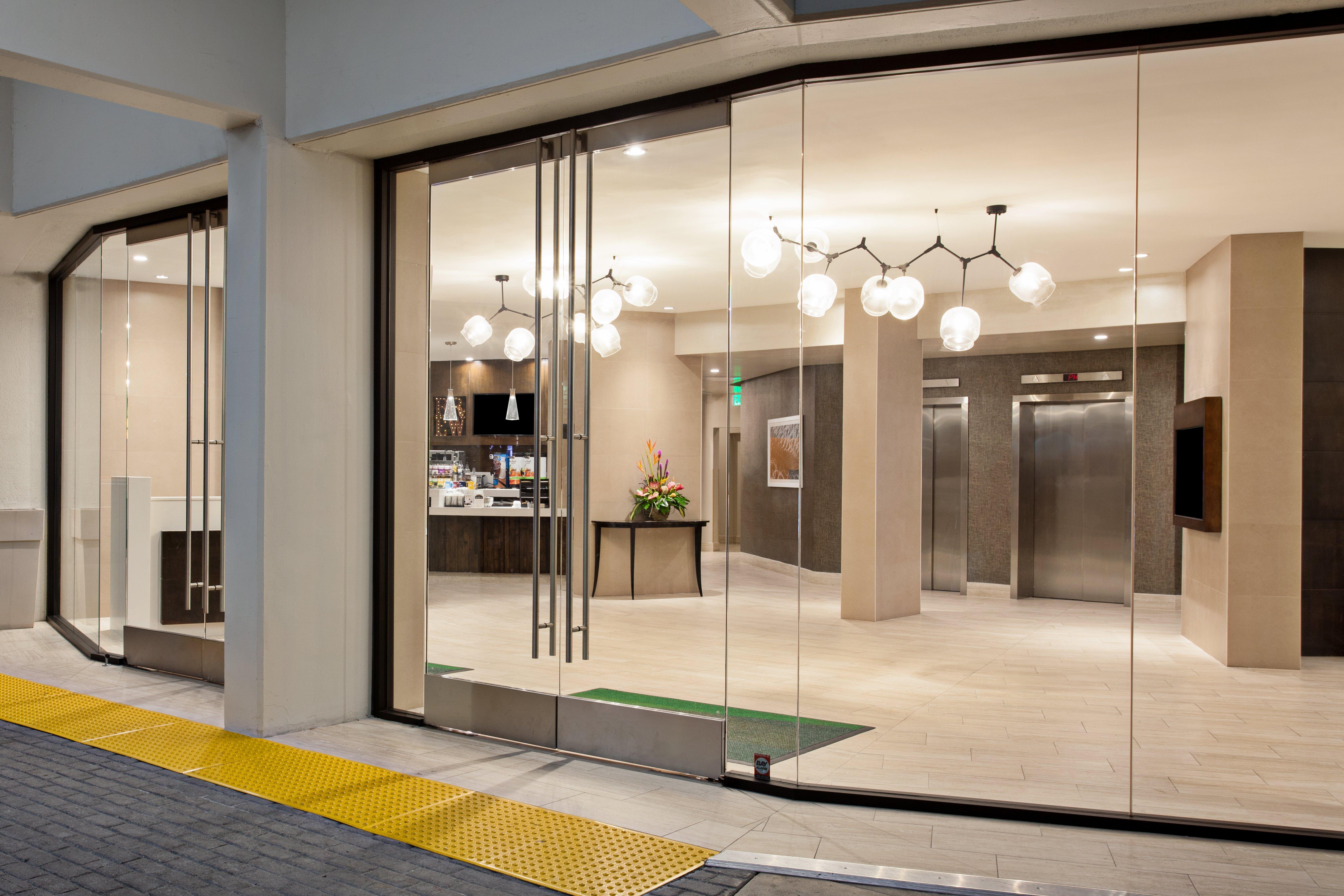 Holiday Inn Long Beach - Airport By Ihg Exterior photo