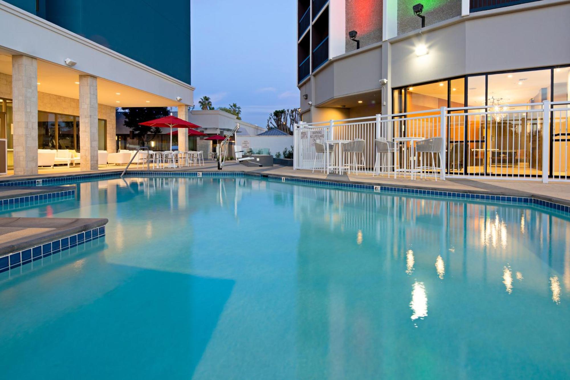 Holiday Inn Long Beach - Airport By Ihg Exterior photo
